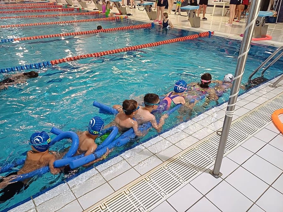 Dzieci na zajęciach pływania w Szkółce Delfin